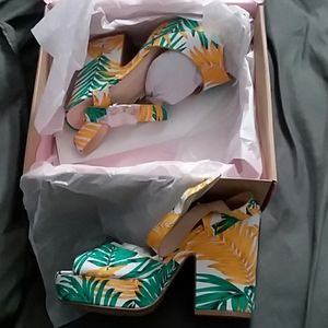 *Brand new*NEVER WORN stacked wedges